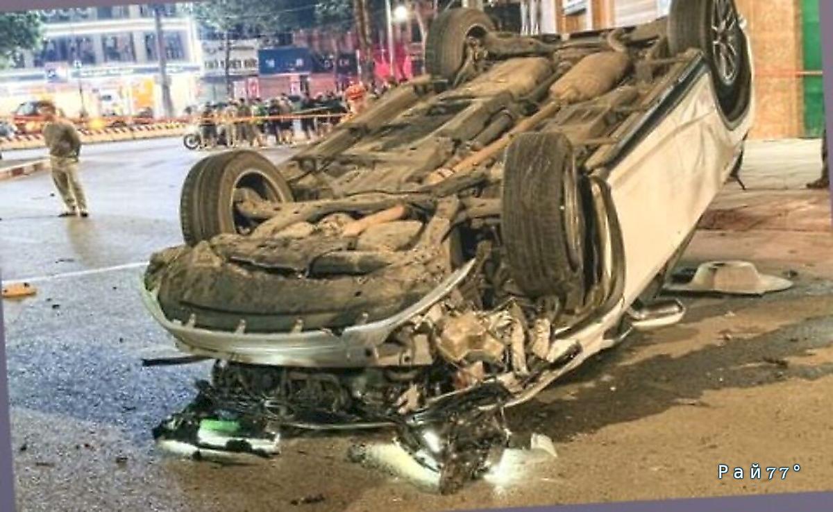 Водитель, потеряв контроль над автомобилем, протаранил 6 легковушек и сбил мотоциклиста во Вьетнаме ▶️
