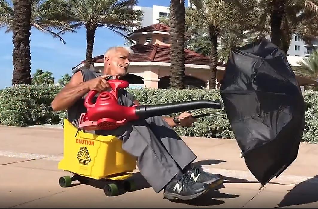 Дворник, перемещающийся используя садовый пылесос, был замечен во Флориде - видео