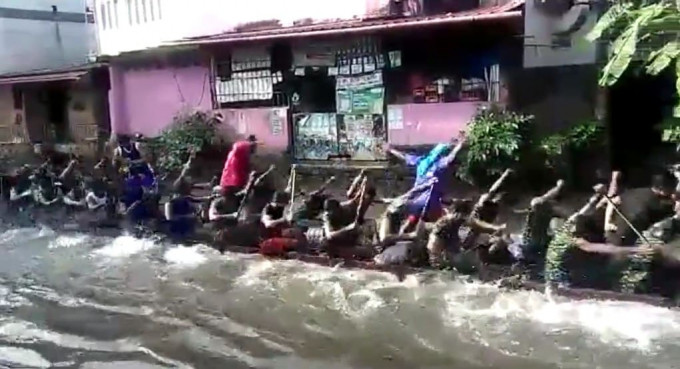 Группа гребцов, заняв места в лодке-змейке, потренировалась прямо на затопленной дороге в Индии (Видео)