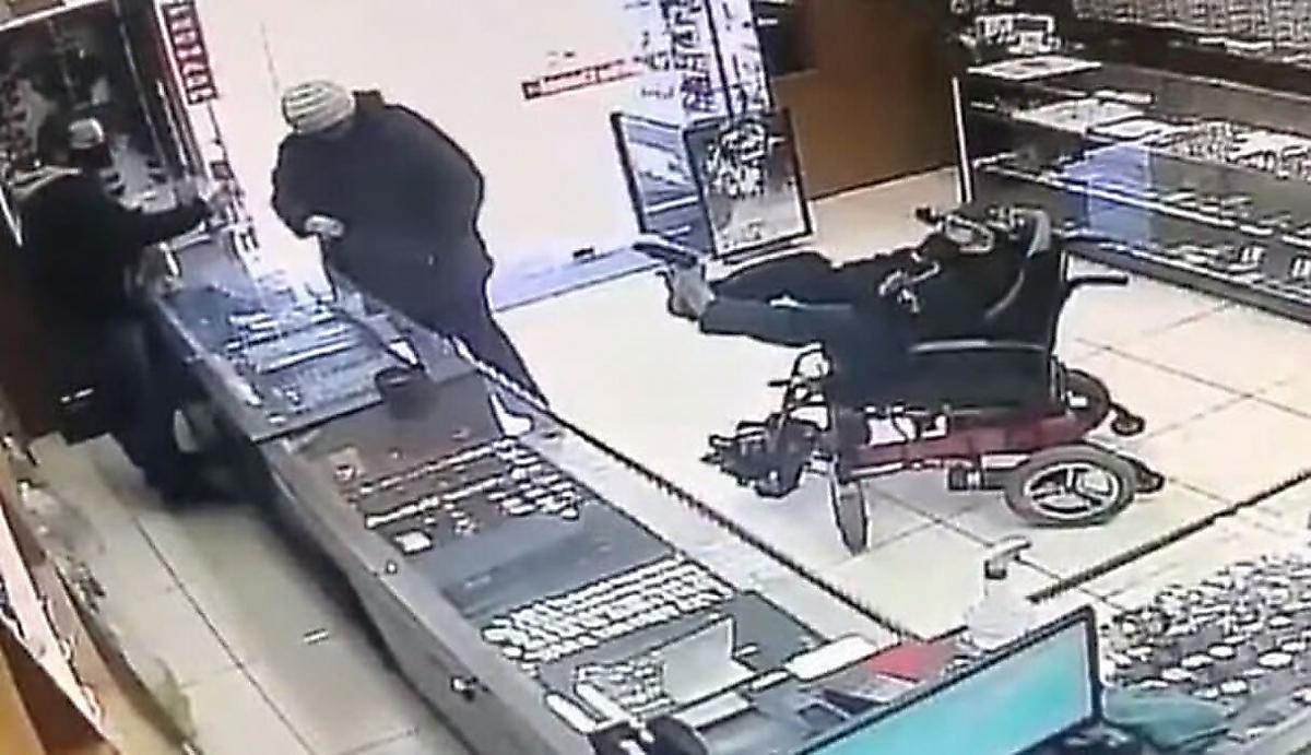 Инвалид-колясочник, зажав ногами игрушечный пистолет, попытался ограбить ювелирный магазин в Бразилии