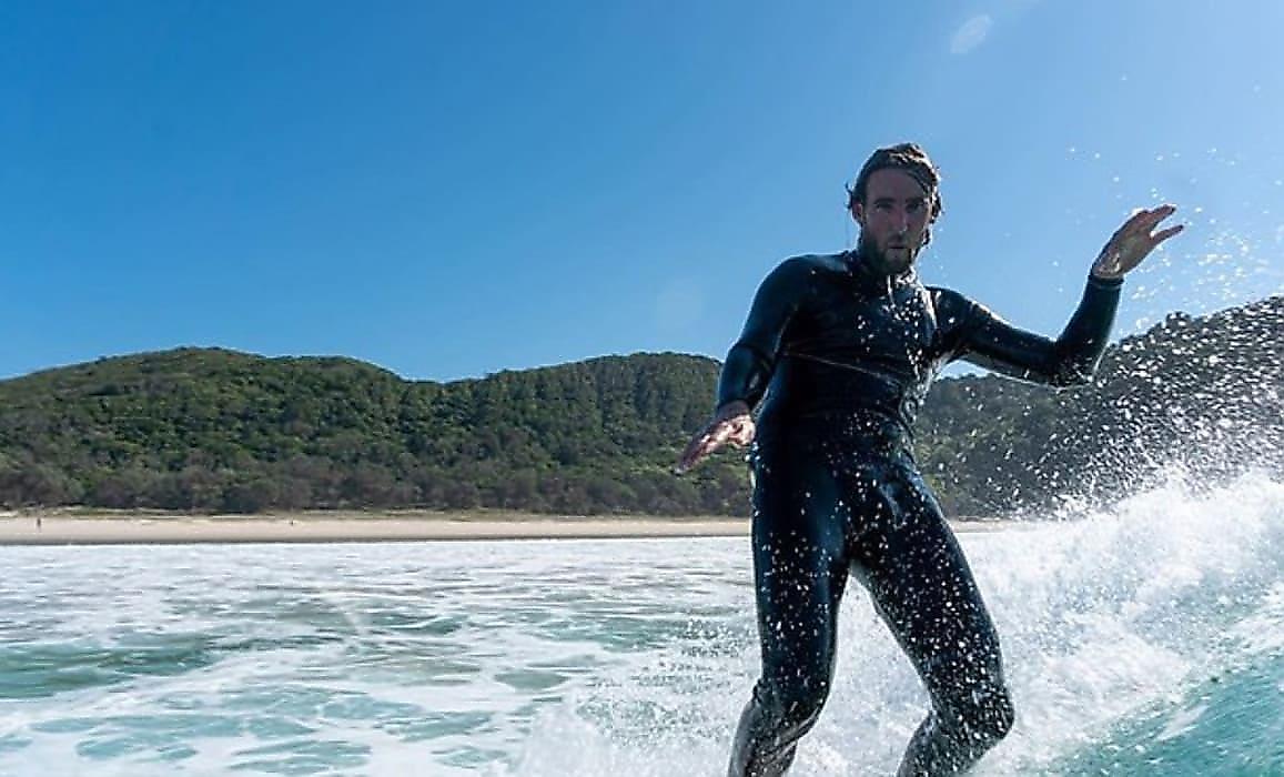 Любопытную акулу не впечатлил сёрфер в качестве добычи возле побережья Австралии - видео