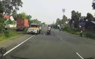 Мотоциклист не успел испугаться, оказавшись на пути маневрирующего грузовика в Индии (Видео)