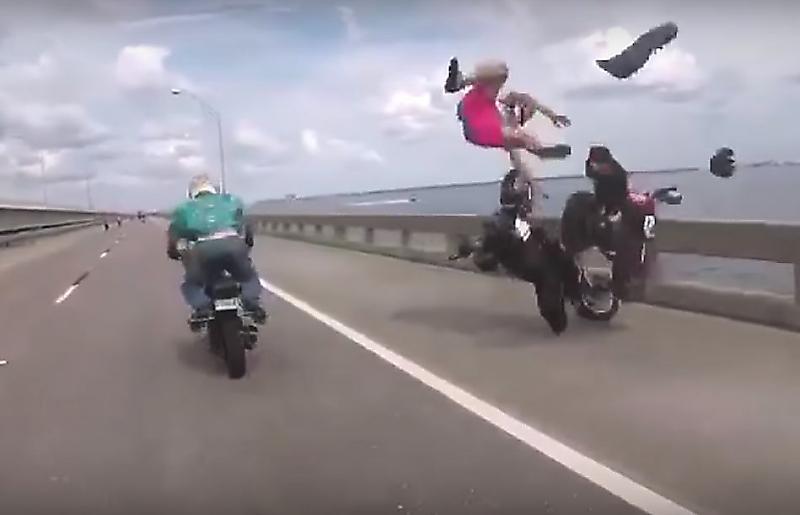 Мотоциклист, засмотревшись на трюк коллеги, не заметил препятствия на своём пути ▶