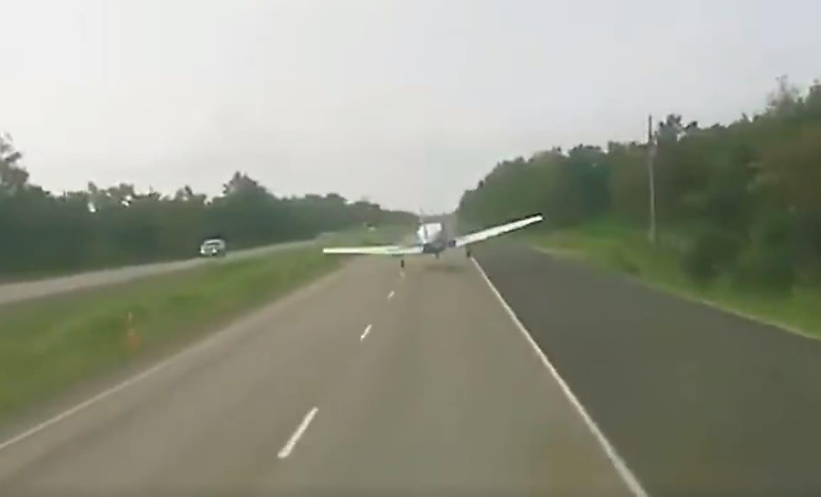 Пилот совершил мастерскую посадку самолёта на автомагистрали