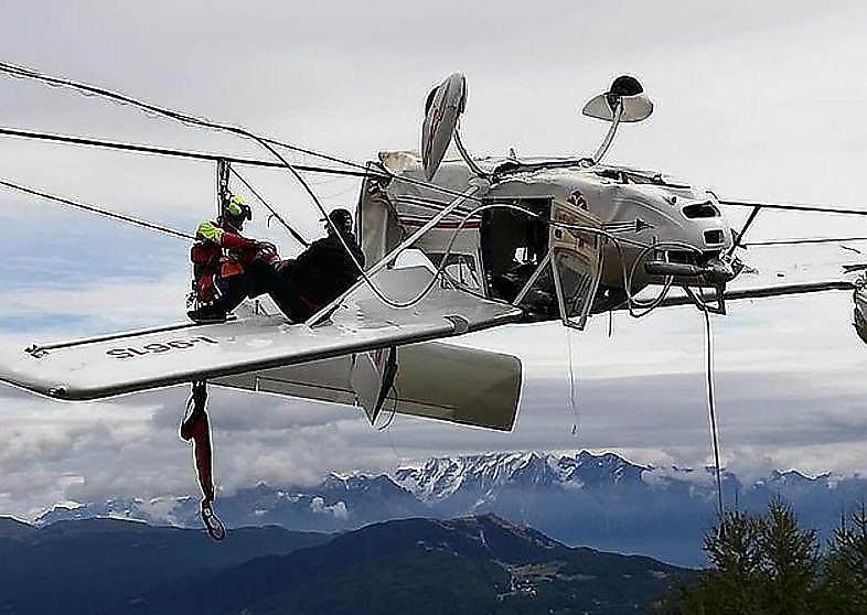 Самолёт врезался в фуникулер и повис на проводах в Альпах ▶