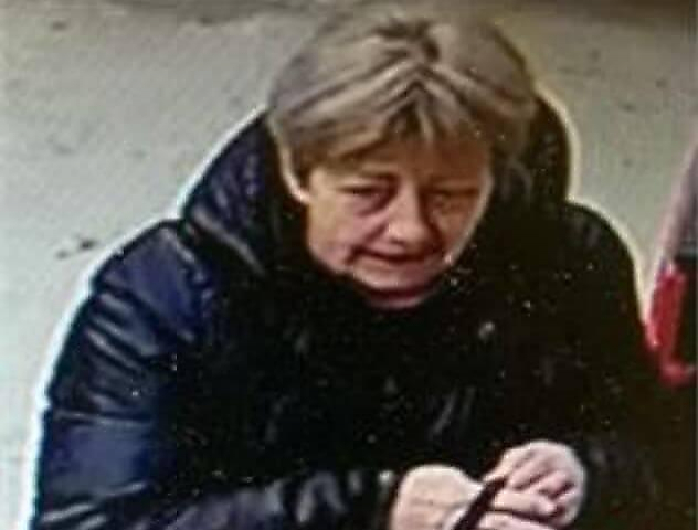 Женщина, похожая на Терезу Мэй, укравшая деньги из банкомата, объявлена в розыск в Британии