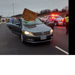 Фанерный лист пробил лобовое стекло автомобиля на скоростной трассе в Канаде