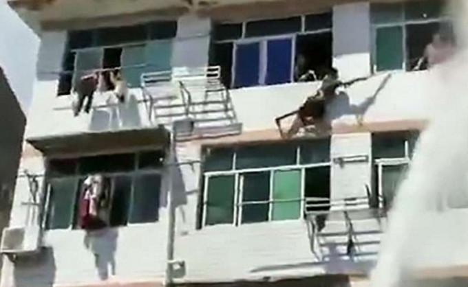 Мощная струя из брандспойта, заставила пересмотреть планы на жизнь девушку, собирающуюся спрыгнуть из окна в Китае (Видео)
