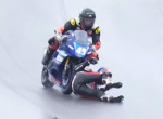 Удачливый гонщик, упав с супербайка, едва избежал столкновения с другим мотоциклистом