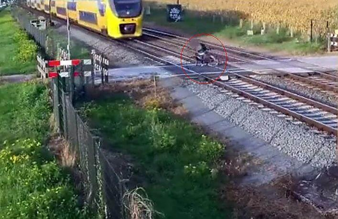 Велосипедист пересёк переезд перед самым «носом» поезда (Видео)