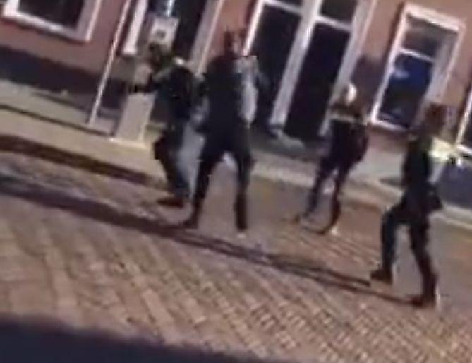 Воинственный голландец «накостылял» троим полицейским, попытавшимся арестовать его ▶