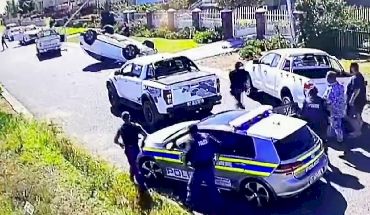 Автоугонщик, уходя от полицейской погони, чудом не задавил школьников в ЮАР