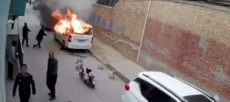 Китайский автовладелец спалил свой фургон ▶