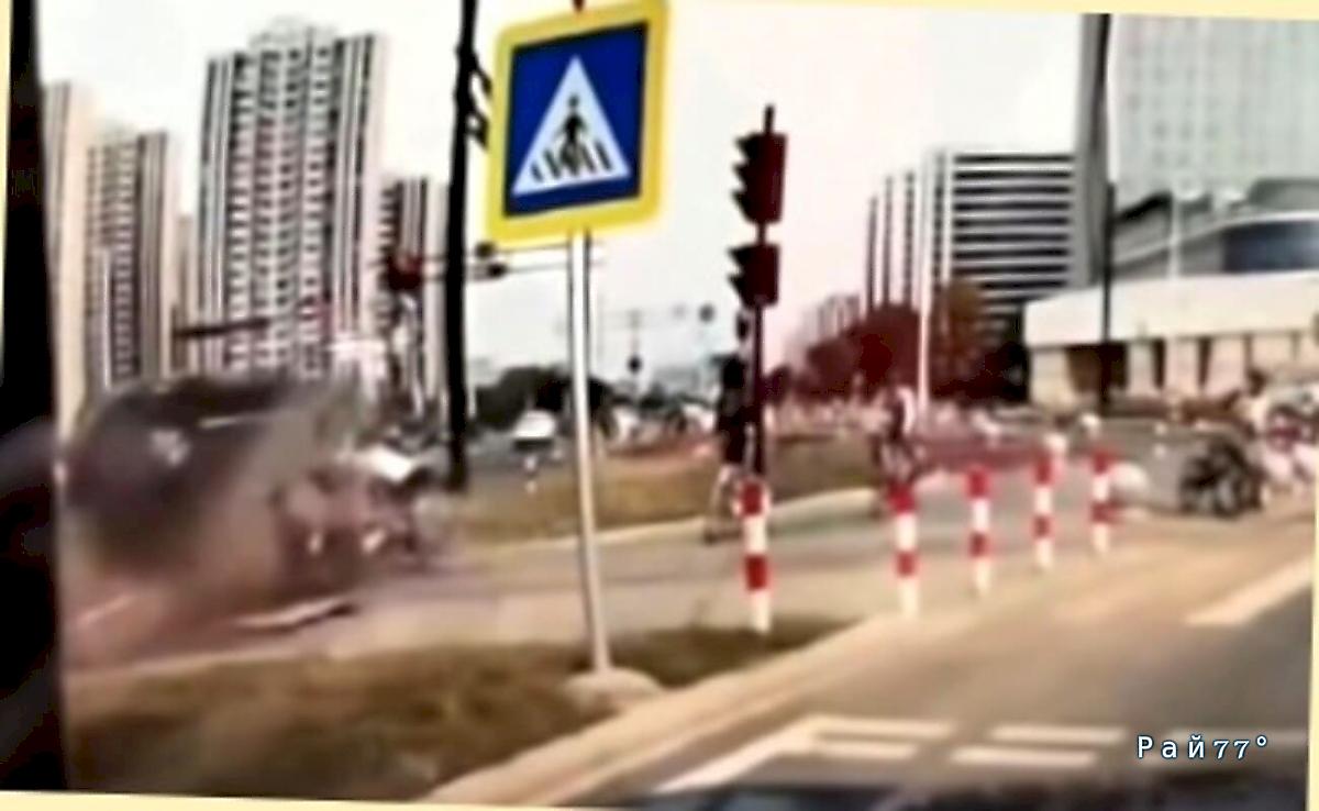 Легковушка сбила велосипедистов и попала на видео в КНР Легковушка сбила велосипедистов и попала на видео в КНР