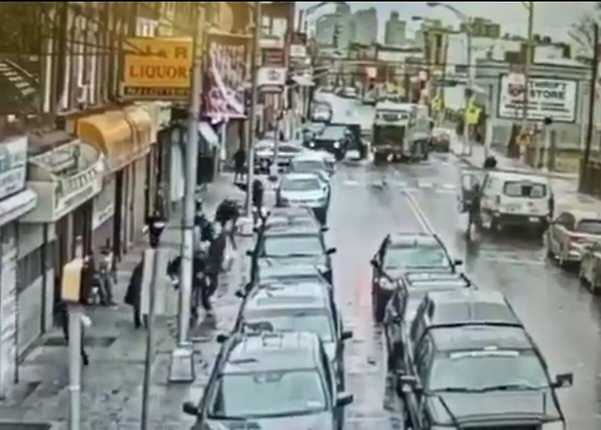 Момент вооружённого нападения на кошерный магазин, попал на видеокамеру в США