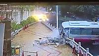Водитель вышедшего из-под контроля микроавтобуса «катапультировался» из кабины в Китае - видео