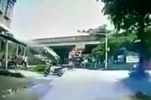 Автомобилистка совершила полёт с моста и чуть не приземлилась на мотоциклиста в Китае (Видео)