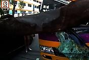 Дерево расплющило автобус и попало на видео в Гонконге 0