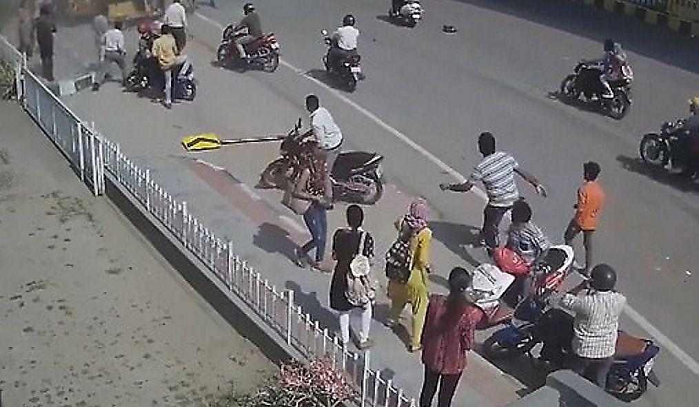 Легковой автомобиль обрушился с эстакады на пешеходов в Индии