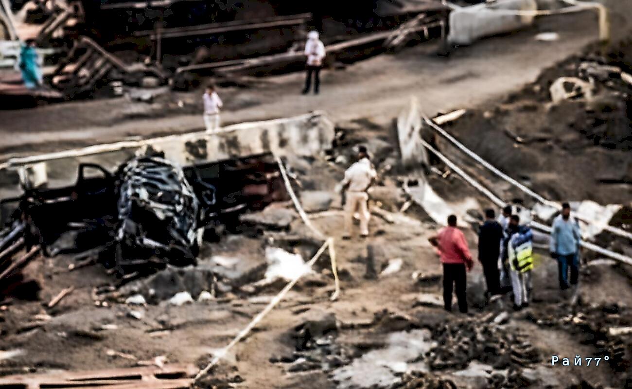 Трое студентов совершили последний в своей жизни полёт в легковушке и попали на видео в Индии