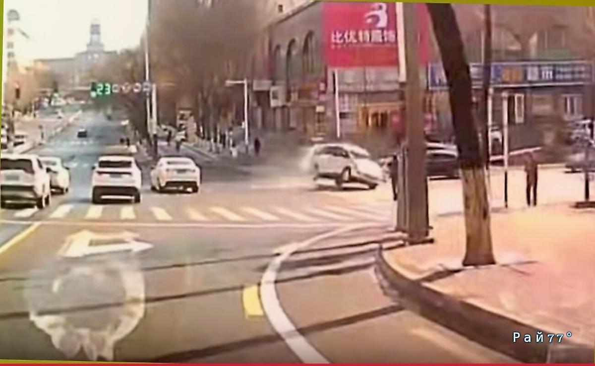 Водитель из-за запоздалой реакции опрокинул свой автомобиль ▶️ Водитель из-за запоздалой реакции опрокинул свой автомобиль ▶️