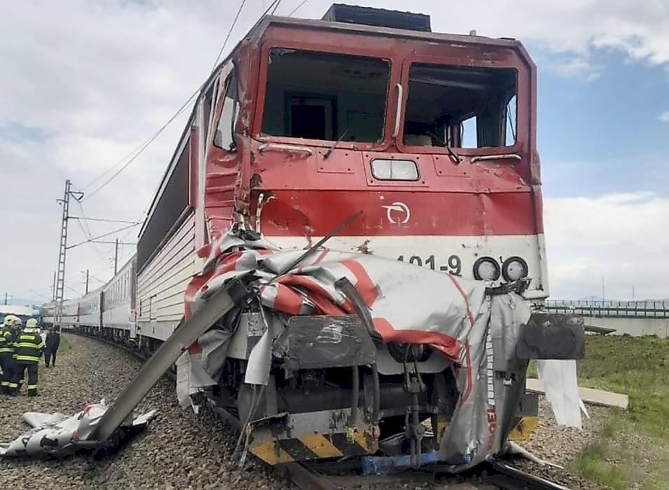 Водитель легковушки чудом уцелел, оказавшись на пути фуры и поезда в Словакии