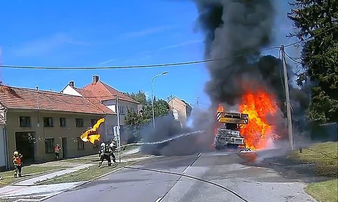 Взорвавшееся колесо чудом не угодило в пожарных в Чехии