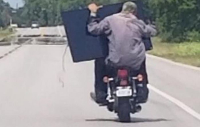 Двое воришек на мотоцикле, с украденным 50-дюймовым телевизором, удивили полицейских в Техасе (Видео)
