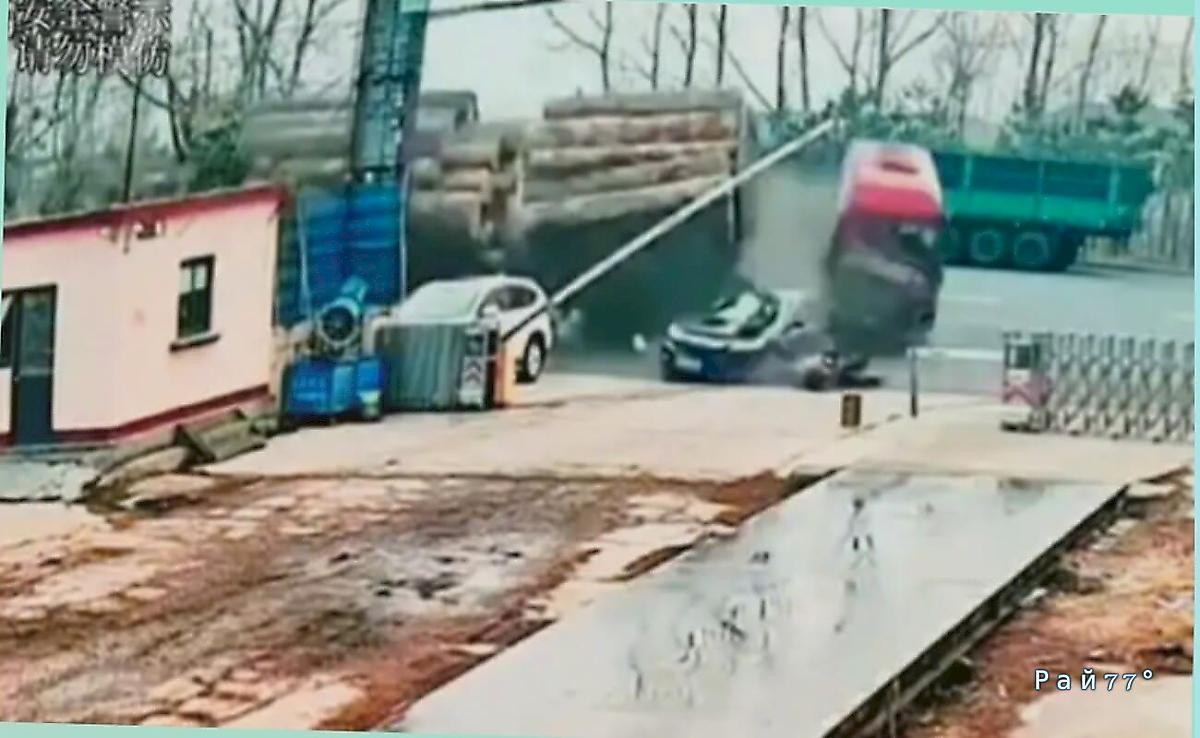 Неуправляемый бревновоз снёс скутериста и две легковушки со своего пути ▶️ Неуправляемый бревновоз снёс скутериста и две легковушки со своего пути ▶️