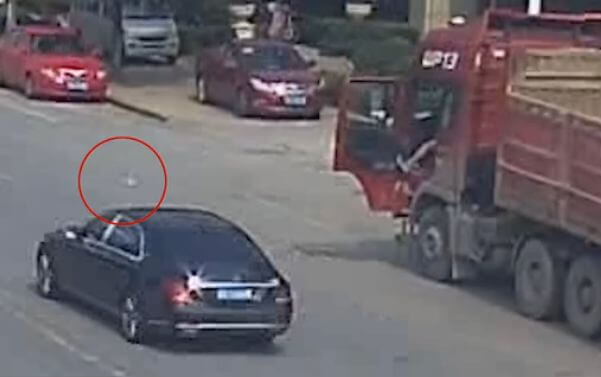 Точное попадание: китайский дальнобойщик, выбросив бутылку из кабины, разбил стекло «Майбаха» (Видео)
