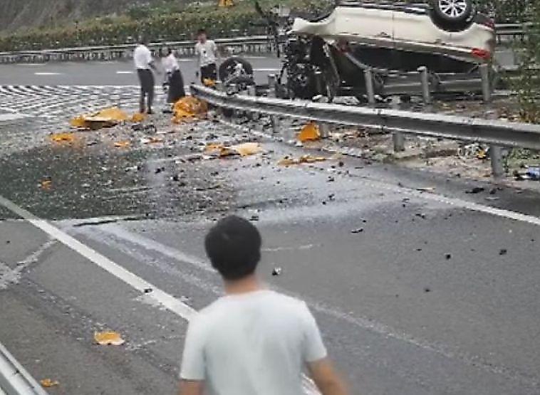 Водитель и его беременная жена пережили сокрушительную аварию в Китае ▶
