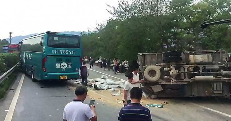 Водитель внезапно лишился грузовика, во время ремонта на обочине дороги в Китае ▶