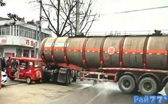 Две китайские школьницы чудом выжили, побывав под колёсами неуправляемого грузовика (Видео)