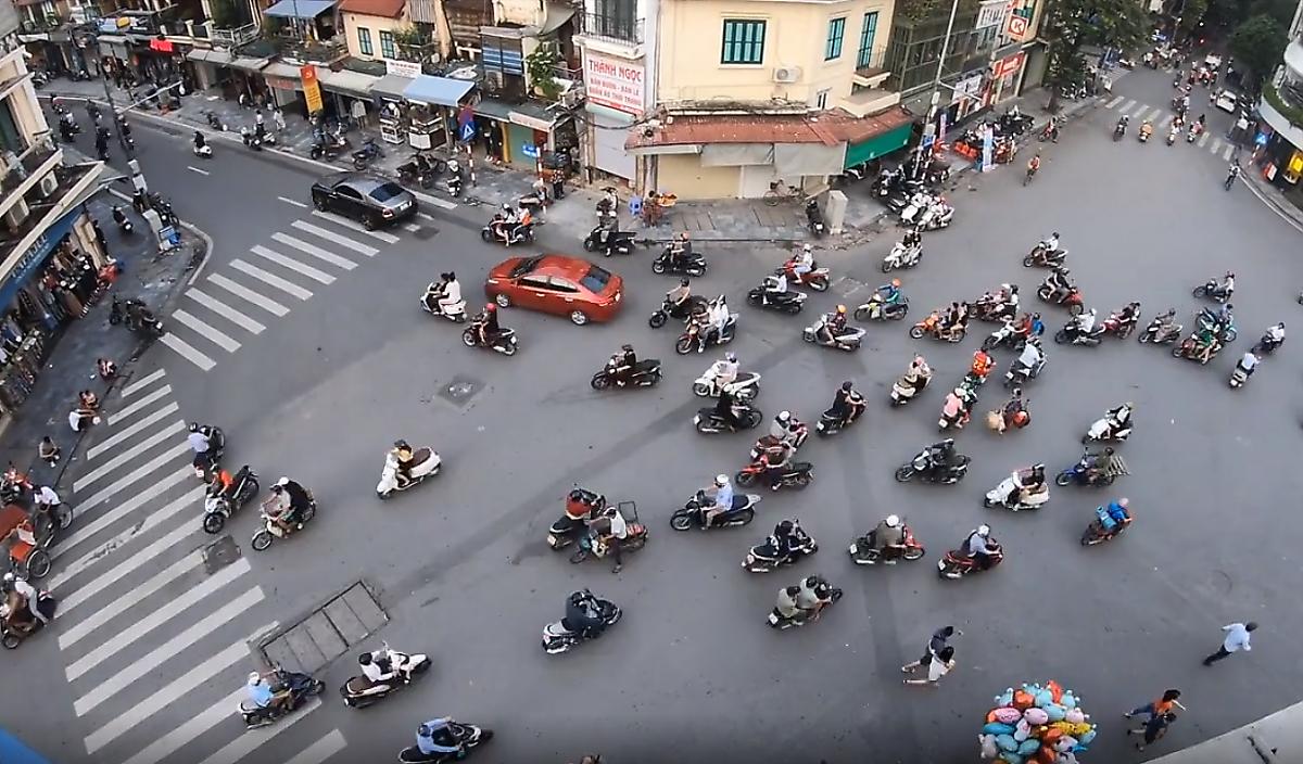 Хаотичное движение на нерегулируемом перекрёстке попало на видео во Вьетнаме
