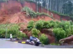 Мотоциклист чудом спасся от обрушившегося оползня в Индонезии