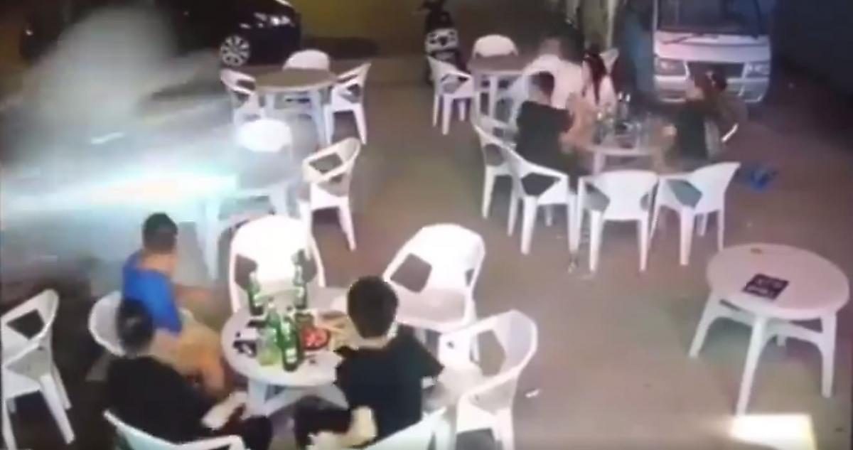 Неуправляемый автомобиль нарушил трапезу посетителей придорожного кафе в Китае - видео