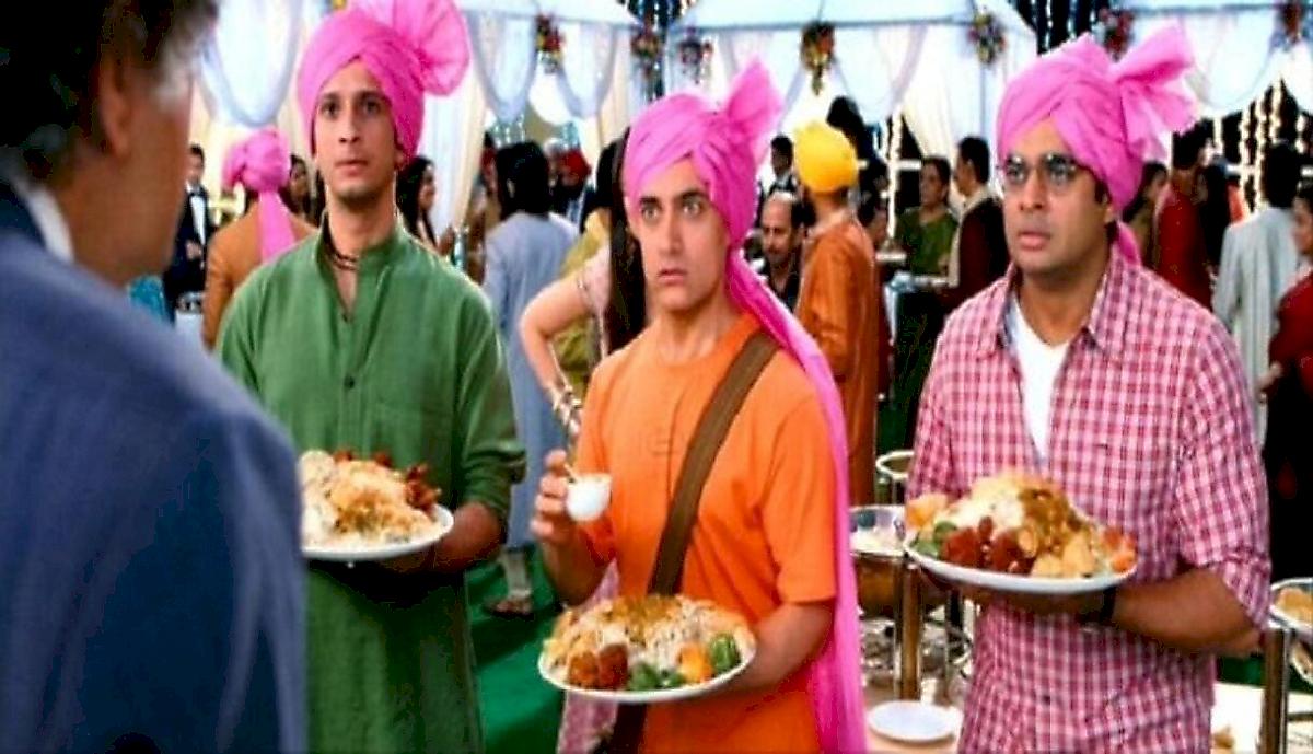 Толпы голодных гостей, ворвавшихся в обеденный зал на свадьбе, попали на видео в Индии