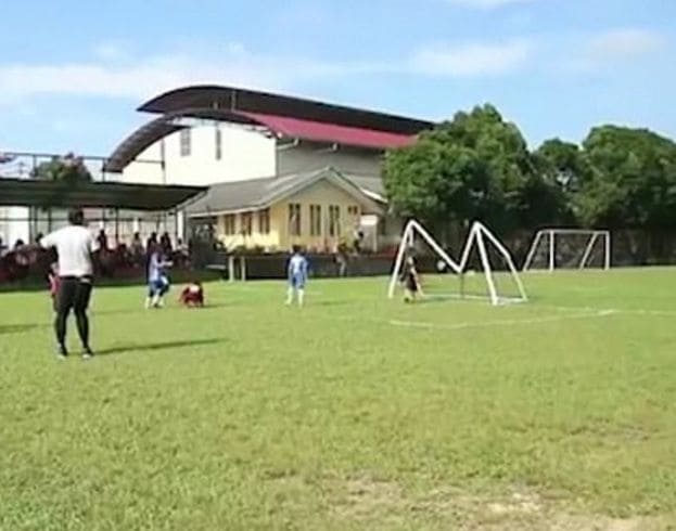 Юный футболист забил гол и разрушил ворота в Малайзии (Видео)