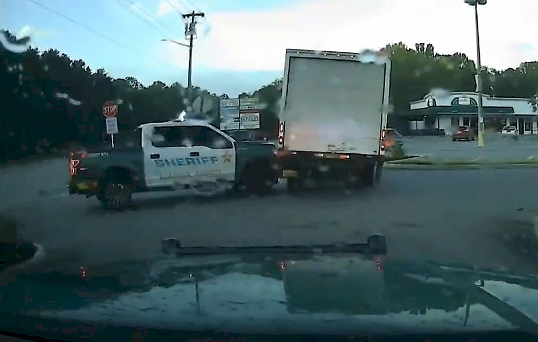 Драматичная погоня за угонщиком на фургоне попала на видео в США