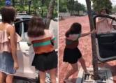 Китайские девицы столкнулись с трудностями во время закрывания двери в автомобиле (Видео)