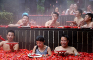 Молодая китаянка, сидя в ванной с красными перцами, выиграла конкурс по поеданию жгучего чили 7
