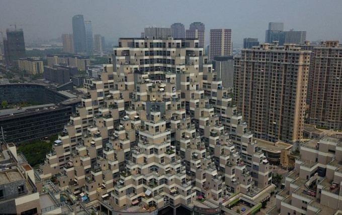 Пирамидальный дом построили в Китае (Видео)