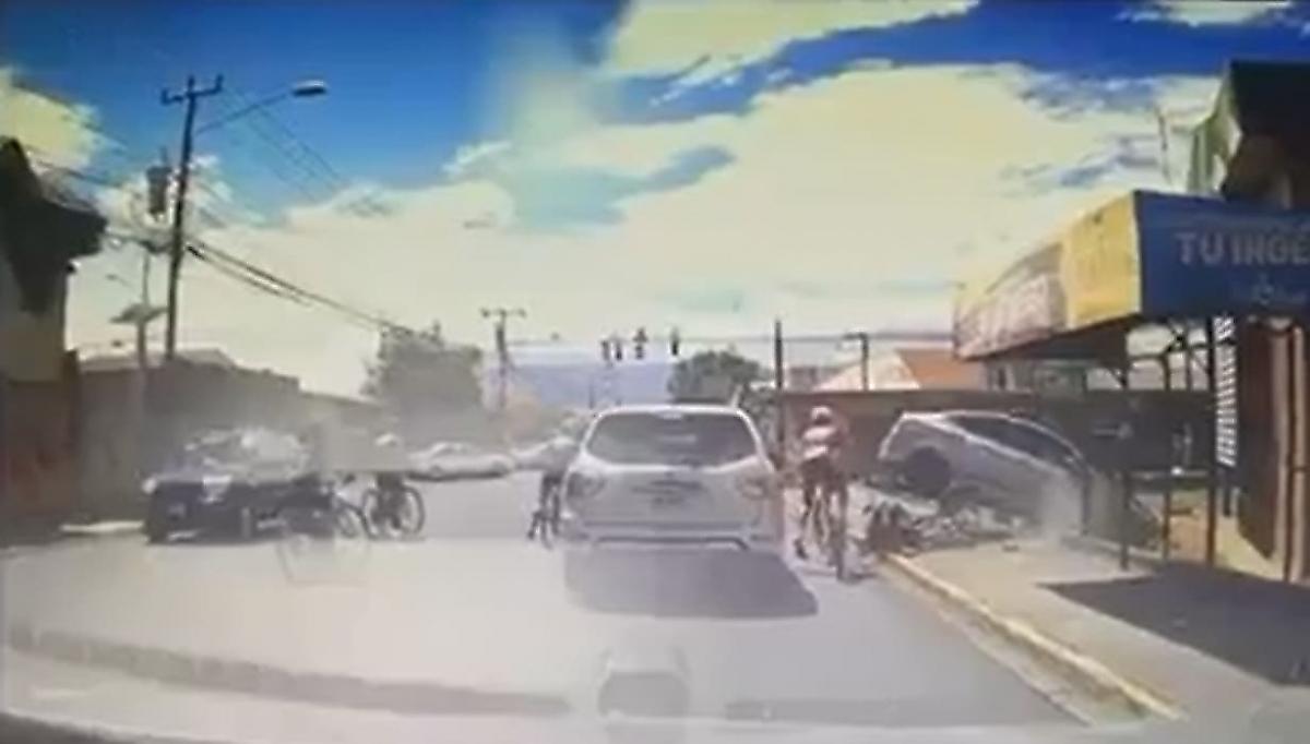 Злобный автолюбитель совершил наезд на велогонщиков в Коста-Рике