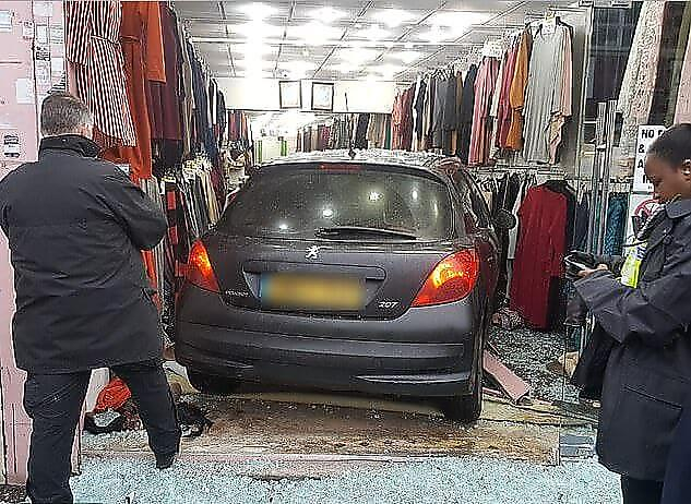 Двое преступников, скрываясь от полицейских на угнанной машине, протаранили магазин одежды в Бирмингеме ▶