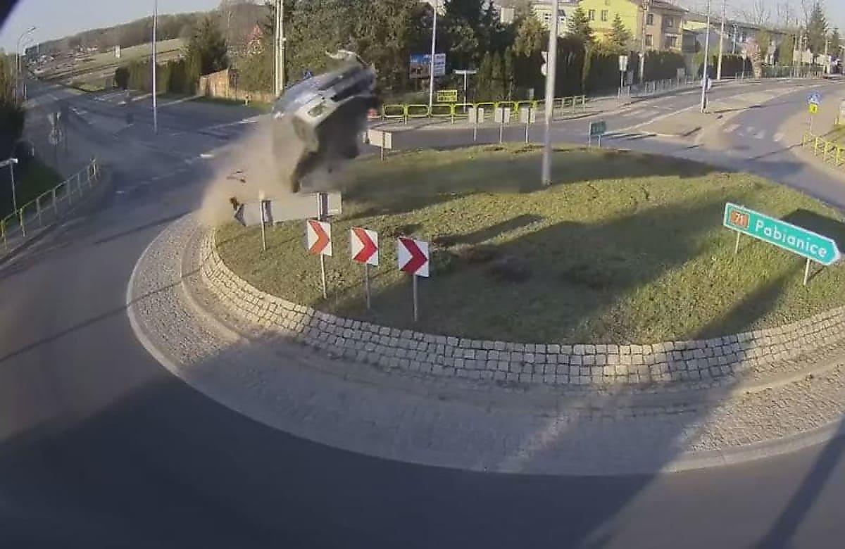 Легковушка чуть не снесла камеру, запечатлевшую её полёт над польской автомагистралью