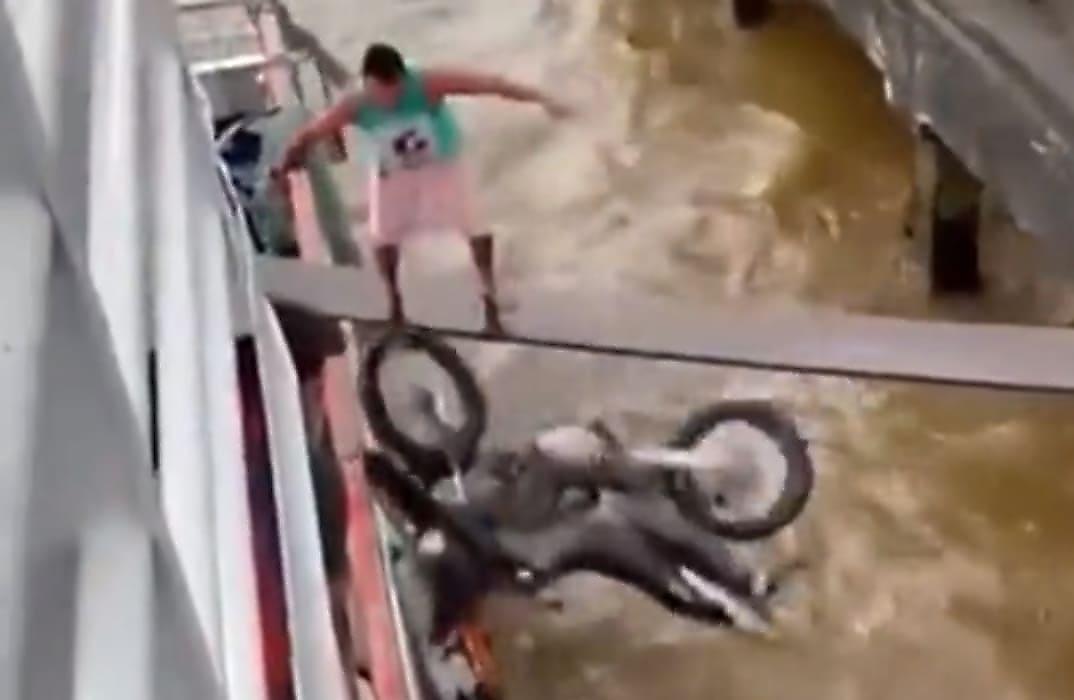 Мотоциклист утопил свой байк, транспортируя его по узкой доске на судно