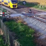 Велосипедист пересёк переезд перед самым «носом» поезда (Видео)