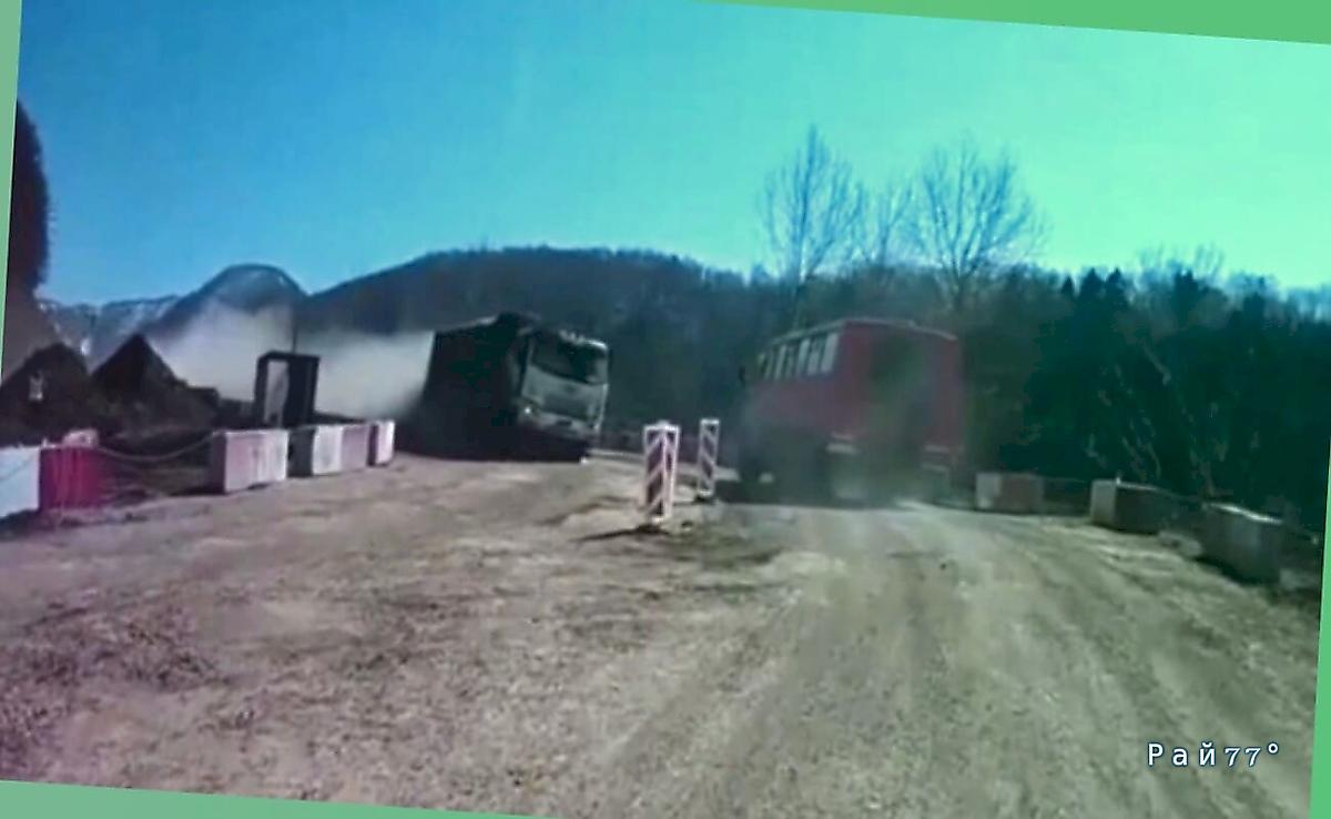 Водитель спецтехники пережил сокрушительное ДТП на Сахалине ▶️ Водитель спецтехники пережил сокрушительное ДТП на Сахалине ▶️