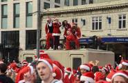 Тысячи разнополых «Санта - Клаусов» вышли на улицы Вуллонгонга, Лондона и Нью - Йорка + зомби вечеринка в Австралии (Видео) 131