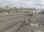 Друзья спасли молодого человека, оттащив его с рельсов за мгновение до прибытия поезда в Индии (Видео)
